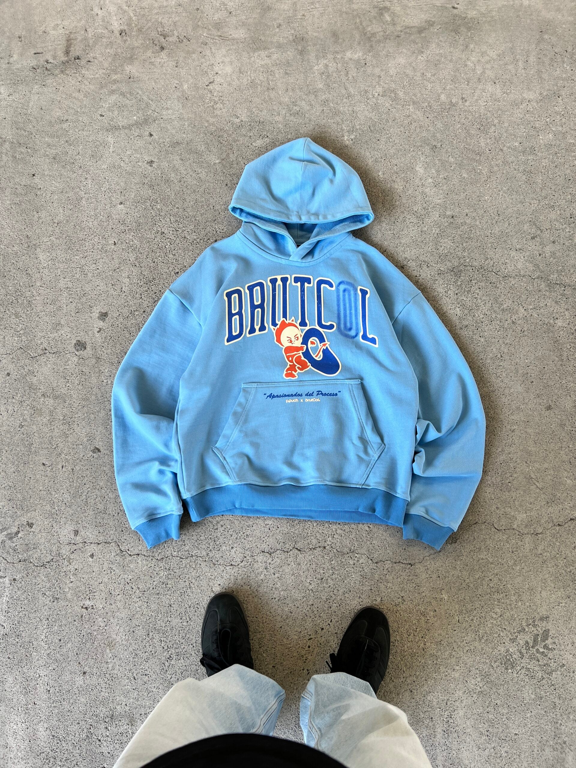 HOODIE "INTRUSO" AZUL - POUCH X BRUTCOL