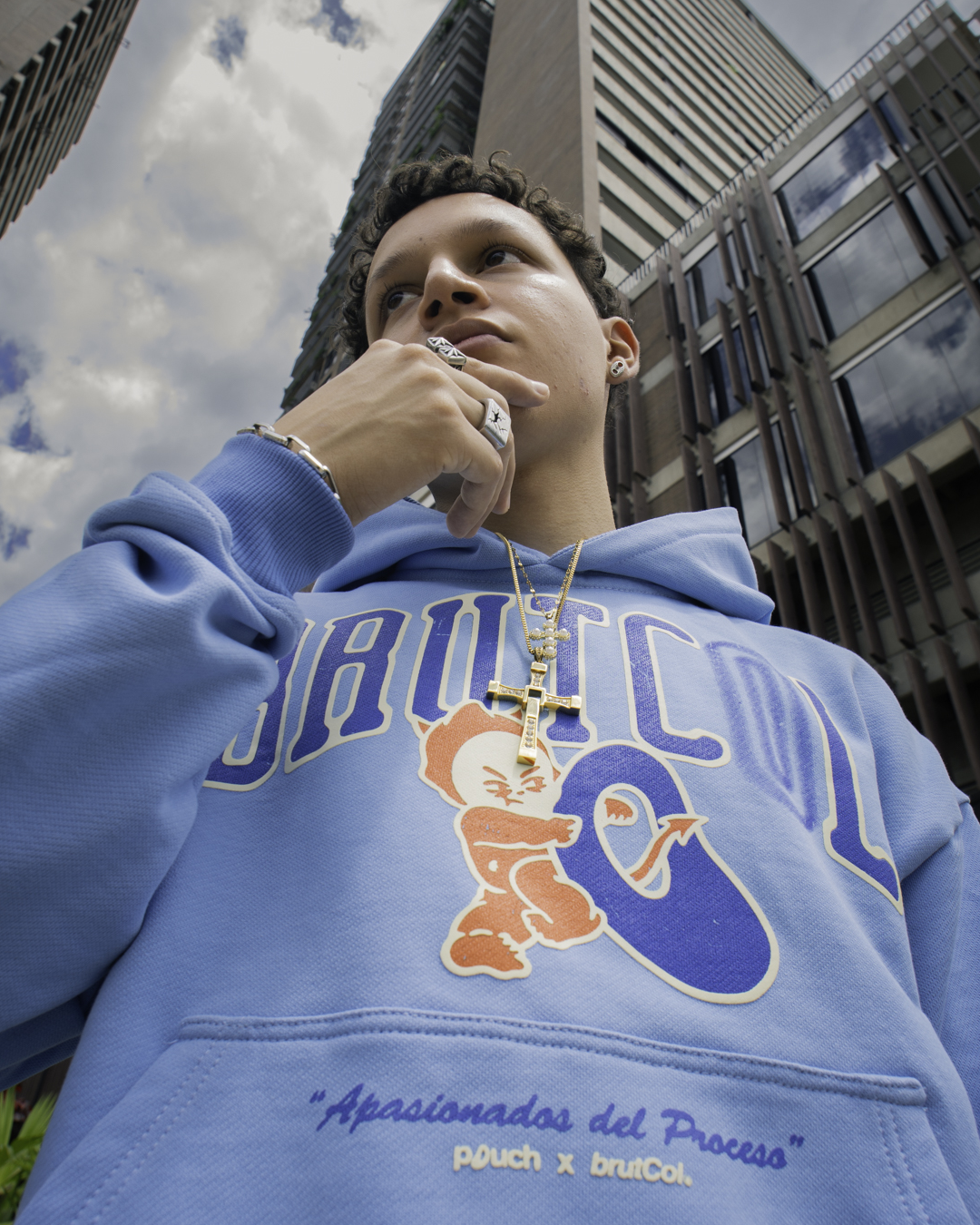 HOODIE "INTRUSO" AZUL - POUCH X BRUTCOL