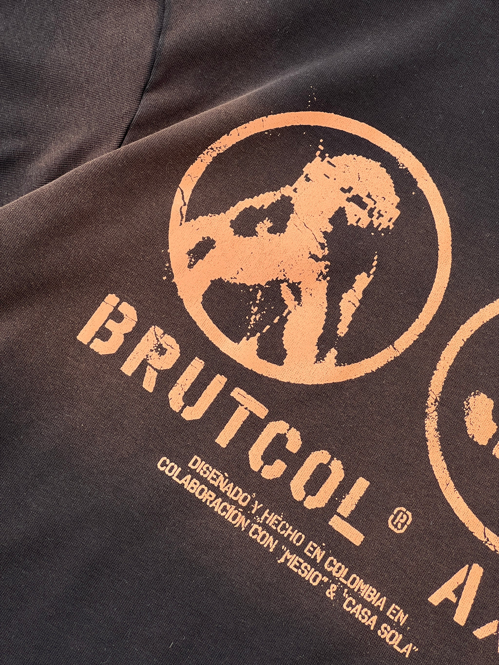 Camiseta Oversize Cropped Brutcol® x Mesio A.K.A Mesías – Negro Desgastado