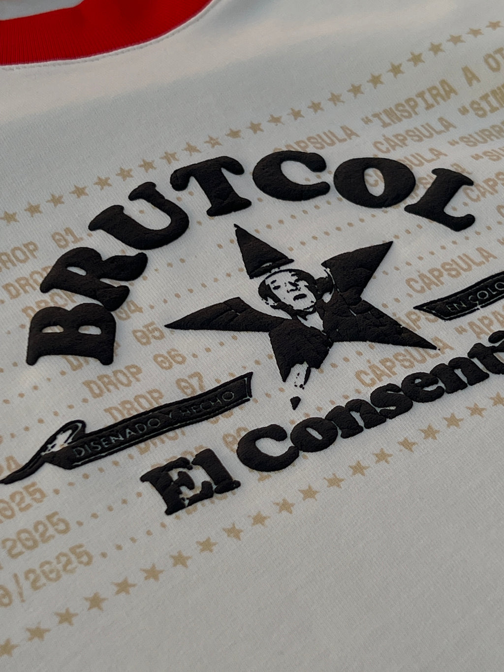 Camiseta Oversize Cropped Brutcol® Tour en el Con-sentido – Cuello Rojo