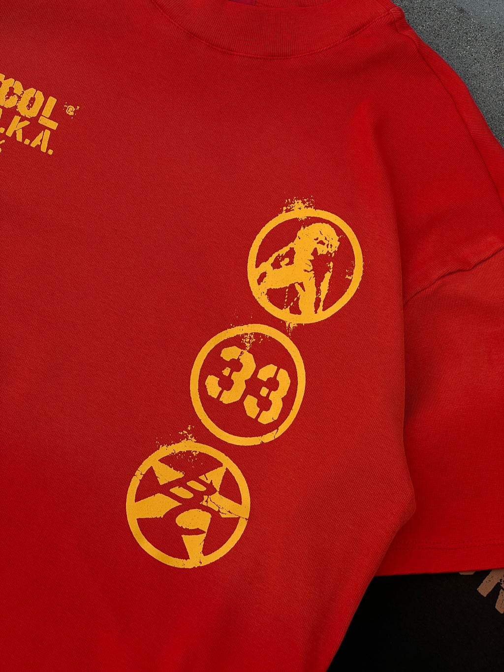 Camiseta Oversize Cropped Brutcol® x Mesio A.K.A Mesías – Rojo Desgastado