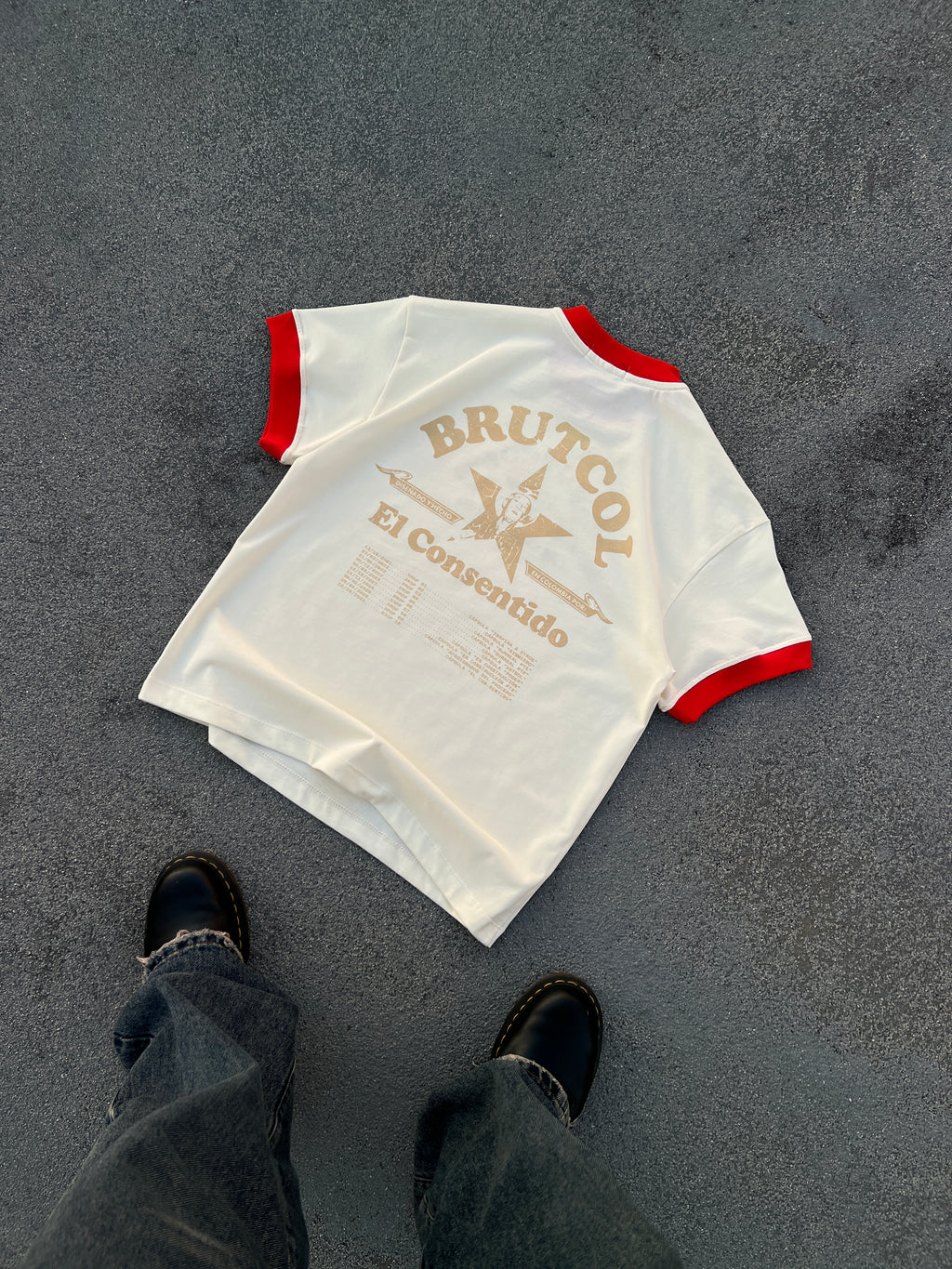 Camiseta Oversize Cropped Brutcol® Tour en el Con-sentido – Cuello Rojo