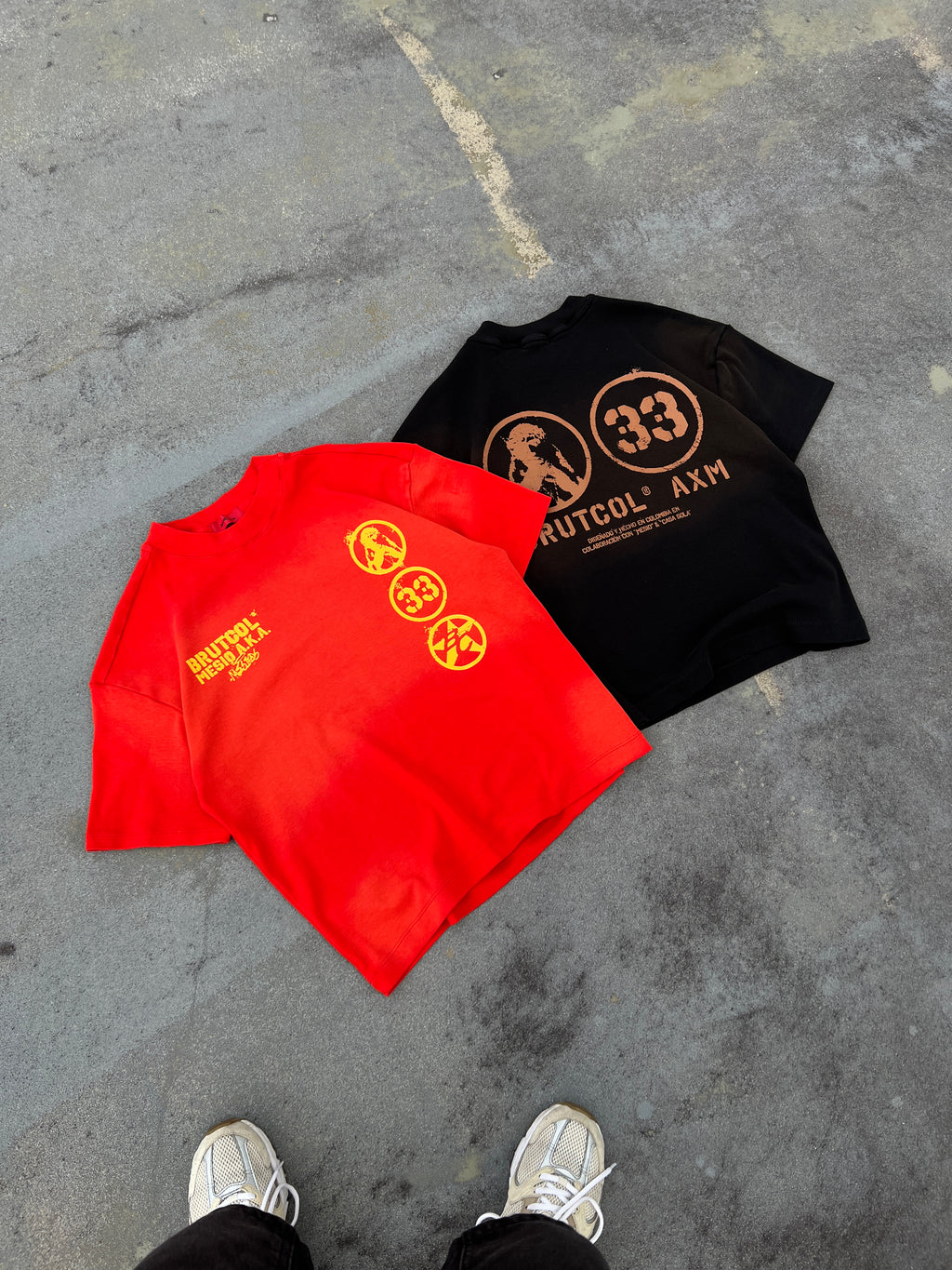 Camiseta Oversize Cropped Brutcol® x Mesio A.K.A Mesías – Rojo Desgastado