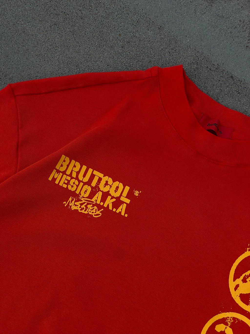 Camiseta Oversize Cropped Brutcol® x Mesio A.K.A Mesías – Rojo Desgastado