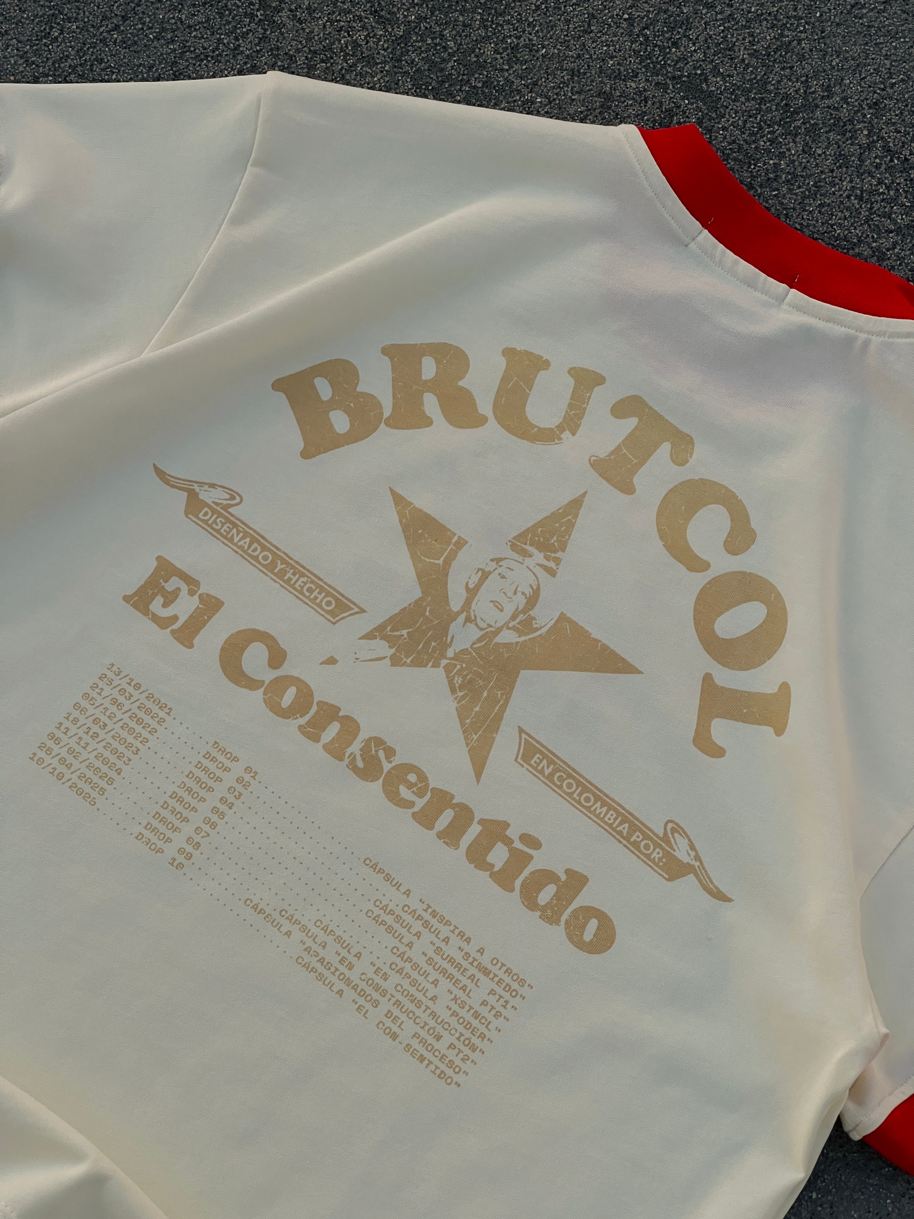 Camiseta Oversize Cropped Brutcol® Tour en el Con-sentido – Cuello Rojo