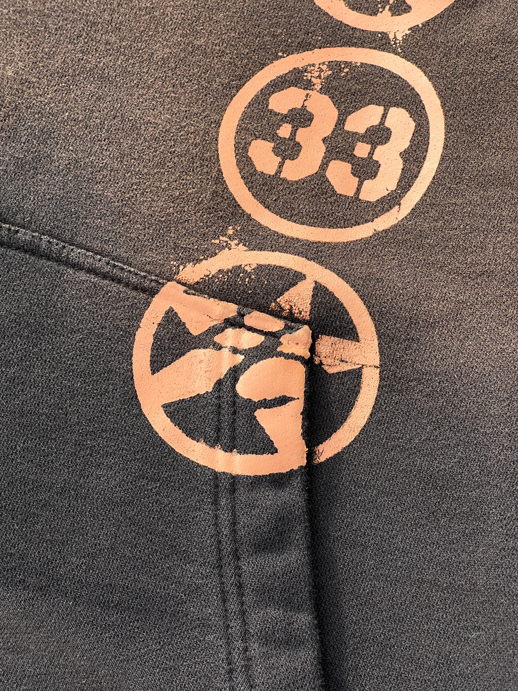 Hoodie Oversize Cropped Brutcol® x Mesio A.K.A Mesías – Negro Desgastado