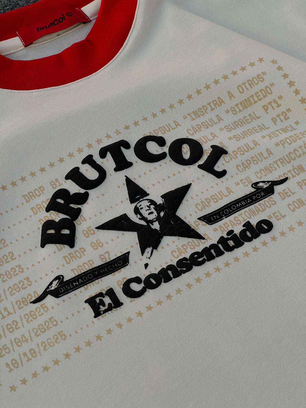 Camiseta Oversize Cropped Brutcol® Tour en el Con-sentido – Cuello Rojo