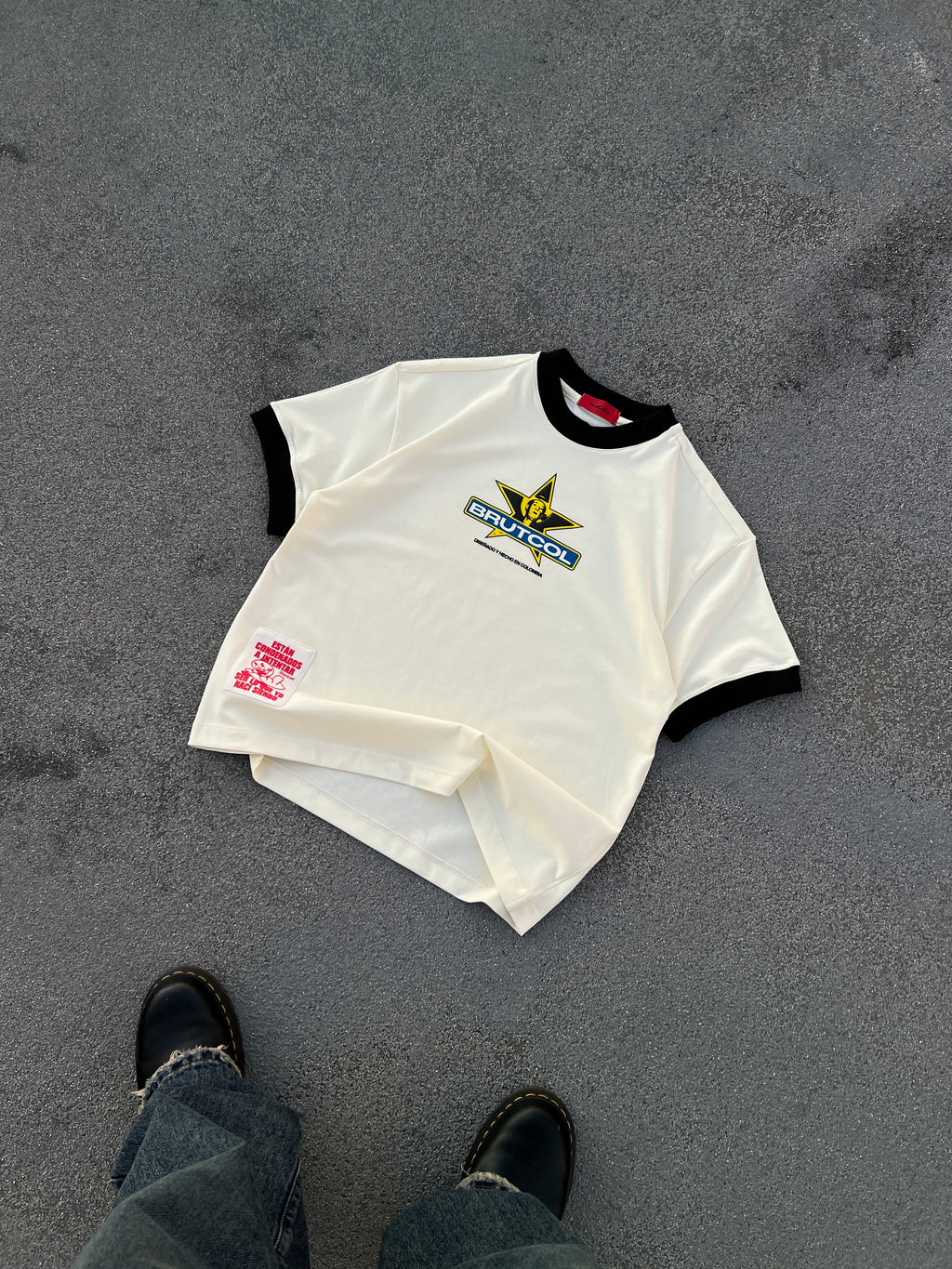 Camiseta Oversize Cropped Brutcol® Tour en el Con-sentido – Cuello Negro