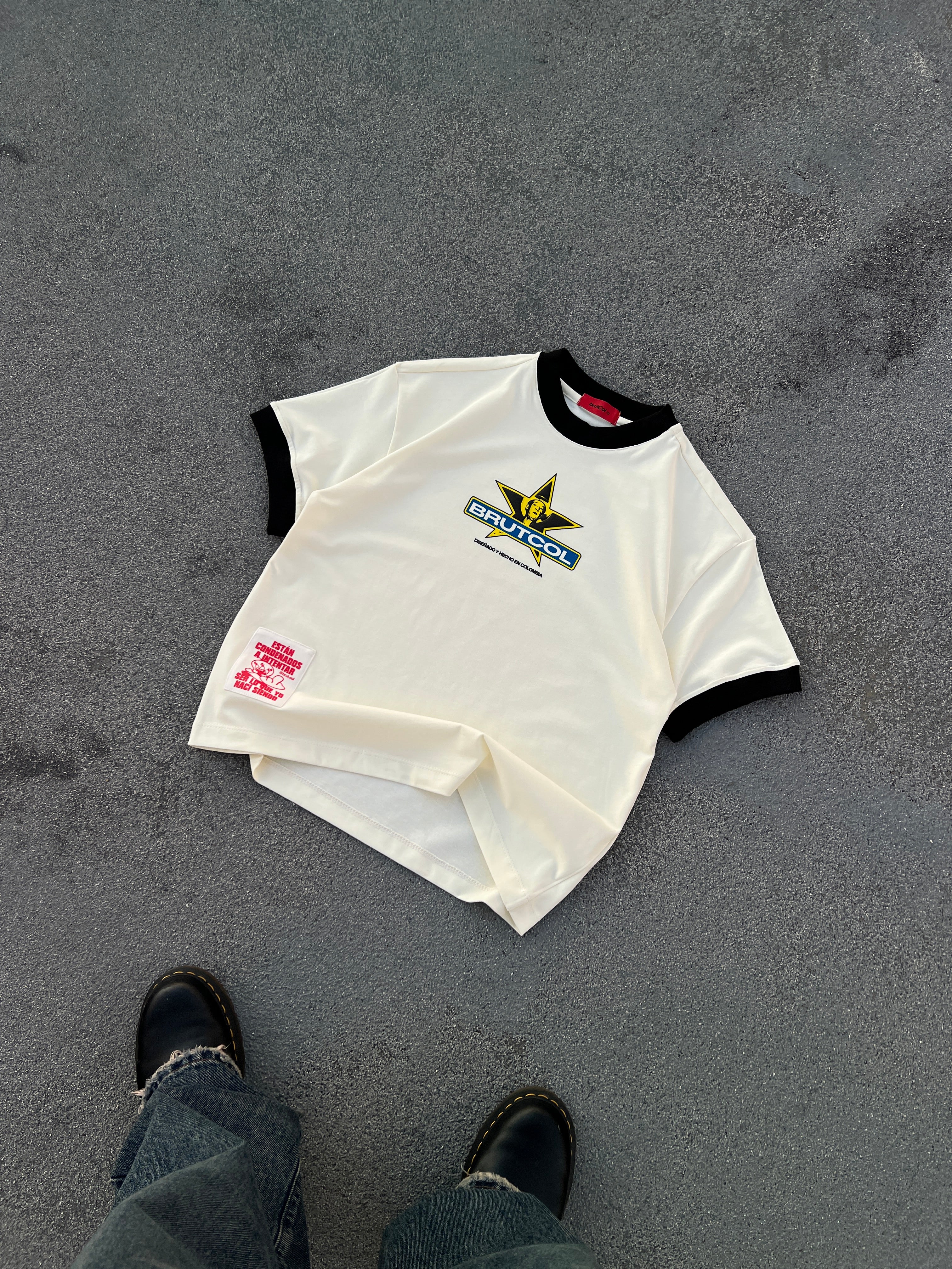 Camiseta Oversize Cropped Brutcol® Tour en el Con-sentido – Cuello Negro