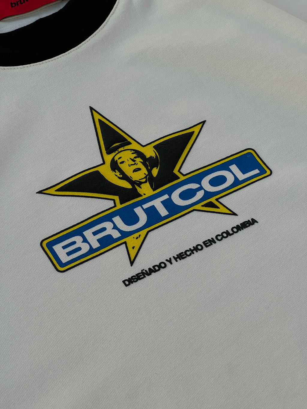 Camiseta Oversize Cropped Brutcol® Tour en el Con-sentido – Cuello Negro