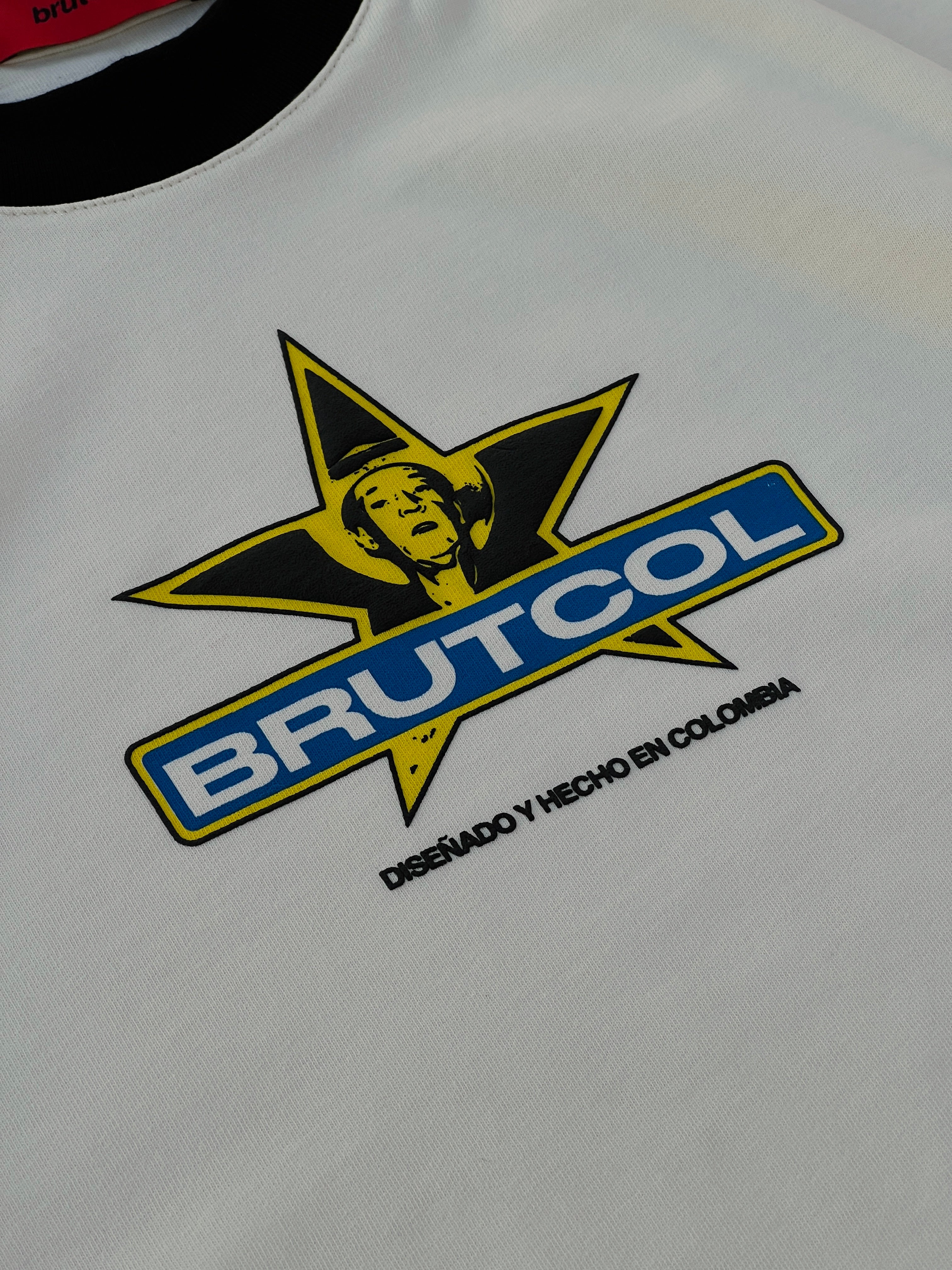 Camiseta Oversize Cropped Brutcol® Tour en el Con-sentido – Cuello Negro