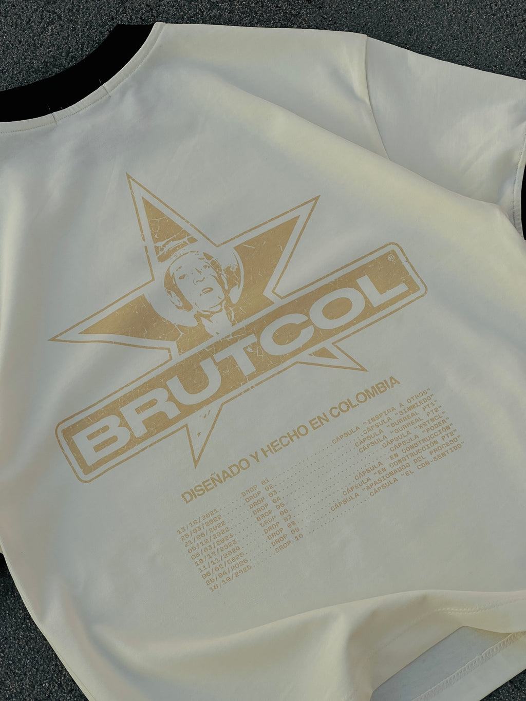 Camiseta Oversize Cropped Brutcol® Tour en el Con-sentido – Cuello Negro