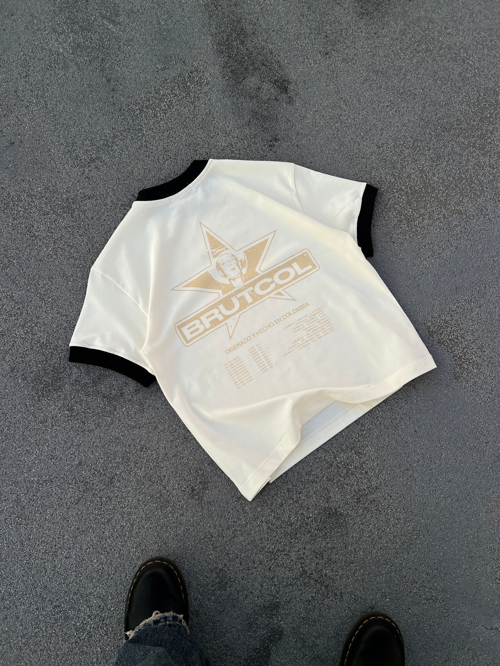 Camiseta Oversize Cropped Brutcol® Tour en el Con-sentido – Cuello Negro