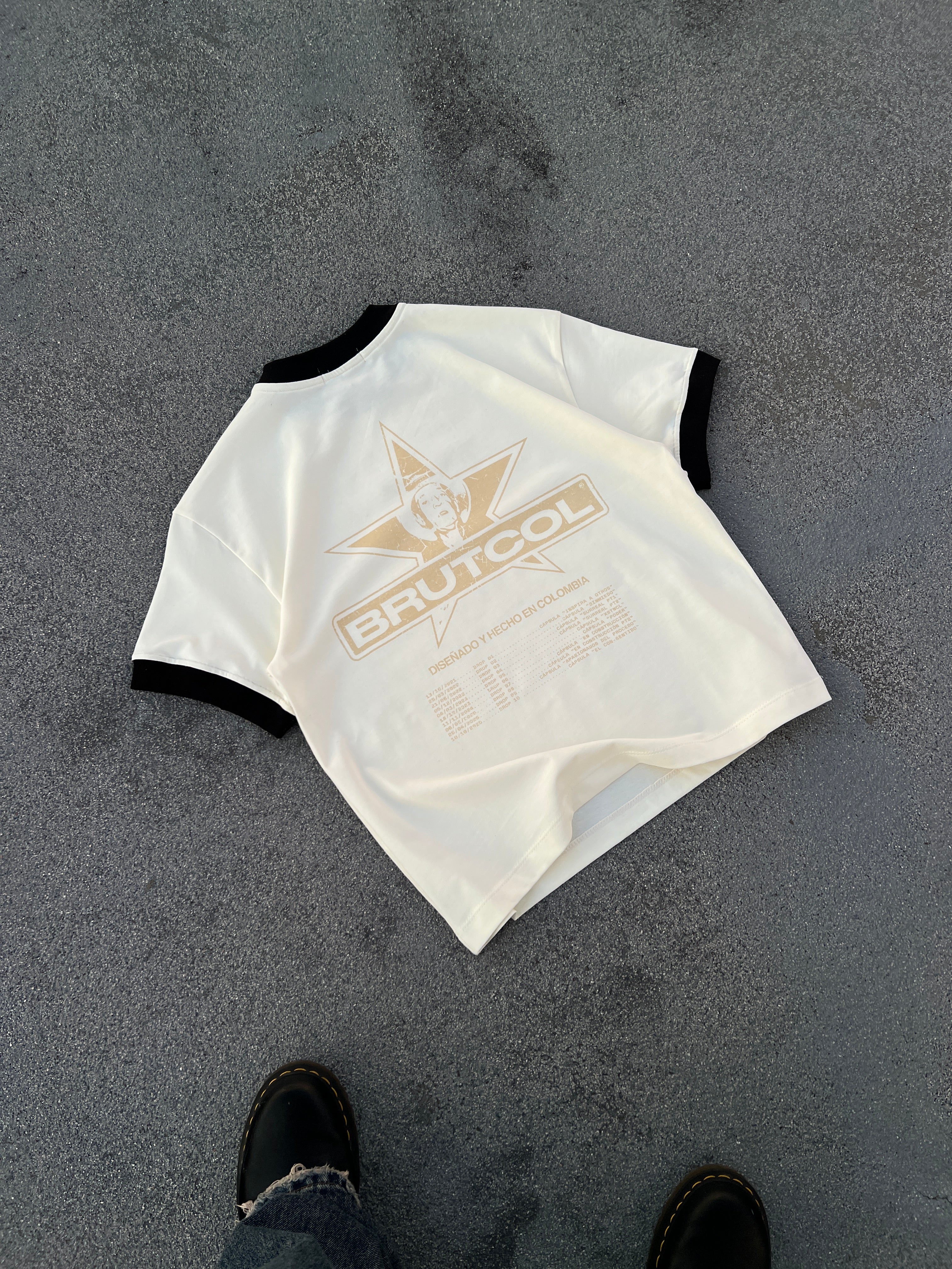 Camiseta Oversize Cropped Brutcol® Tour en el Con-sentido – Cuello Negro