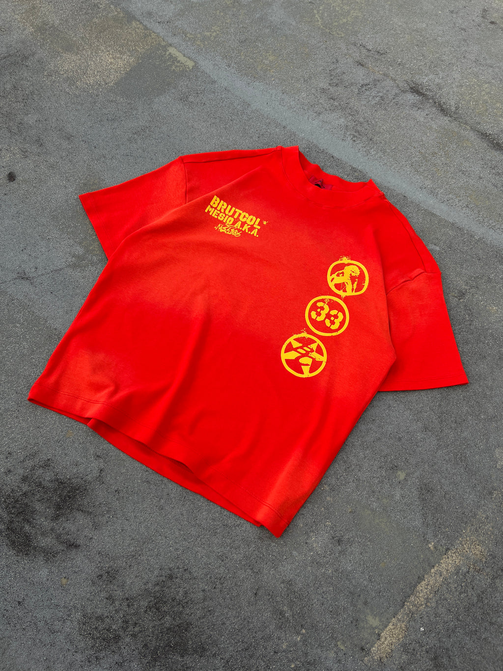 Camiseta Oversize Cropped Brutcol® x Mesio A.K.A Mesías – Rojo Desgastado