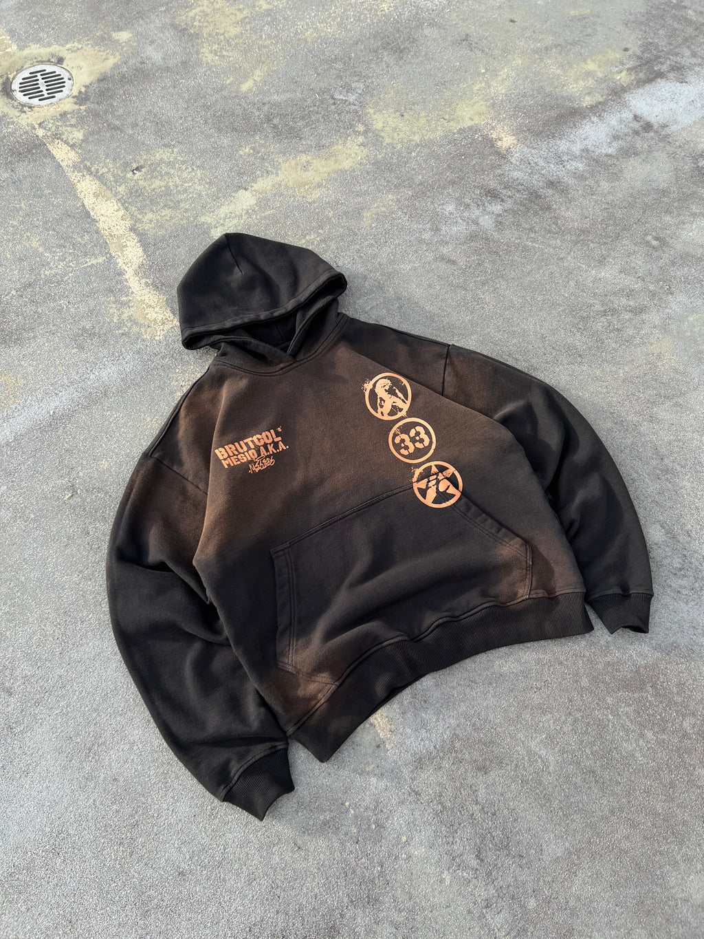 Hoodie Oversize Cropped Brutcol® x Mesio A.K.A Mesías – Negro Desgastado