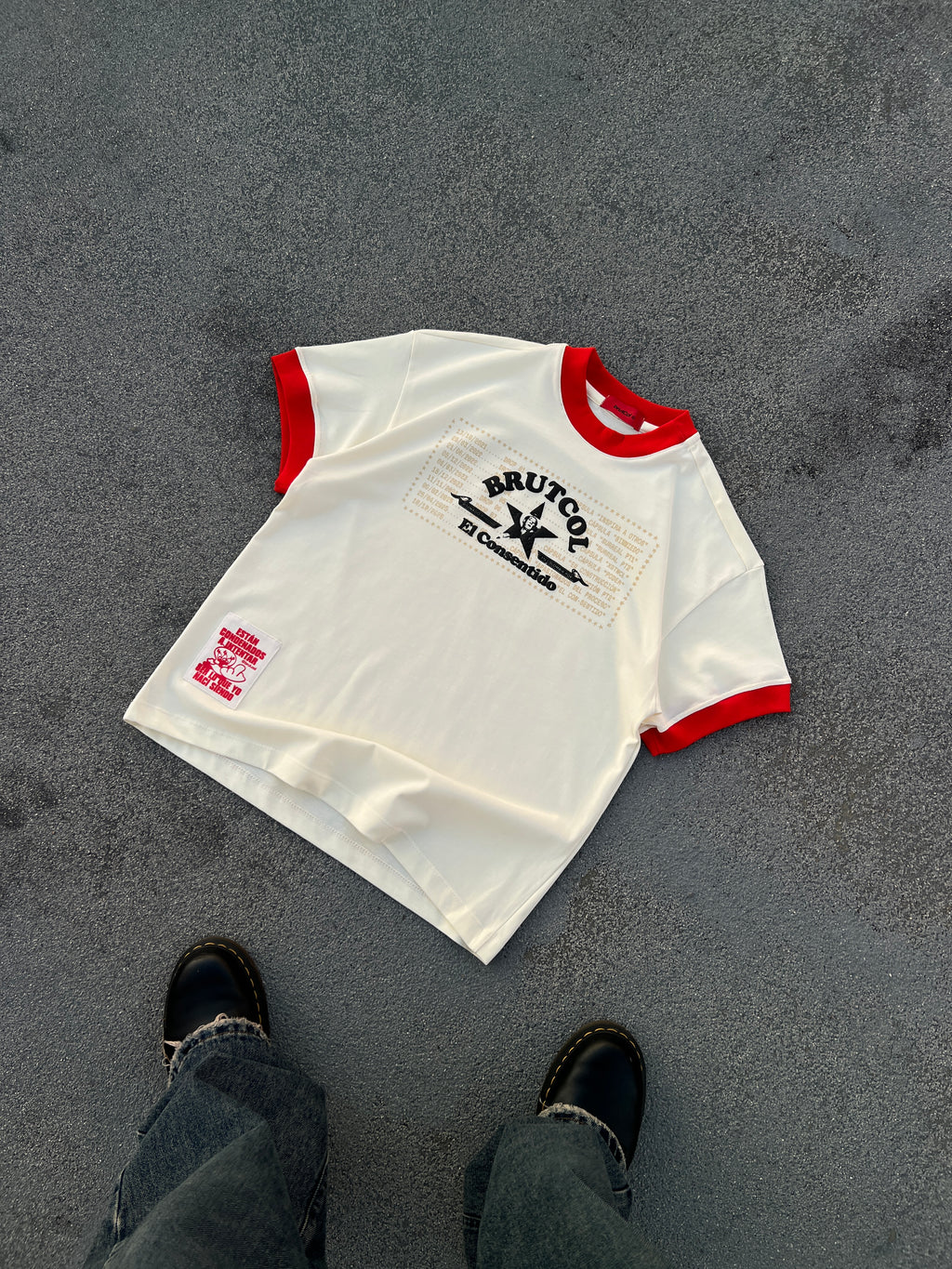 Camiseta Oversize Cropped Brutcol® Tour en el Con-sentido – Cuello Rojo