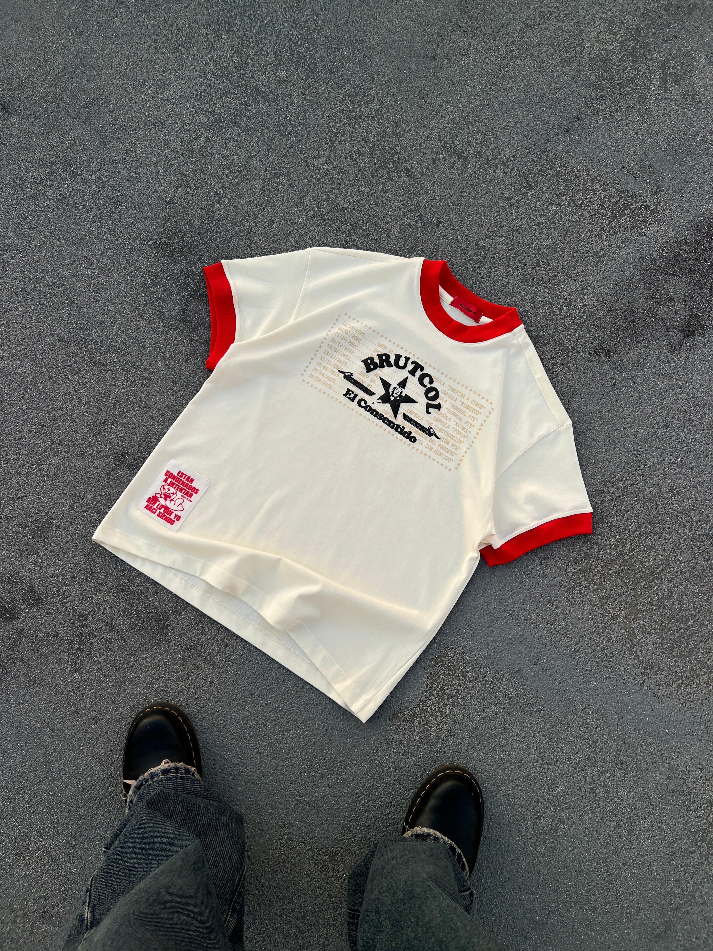 Camiseta Oversize Cropped Brutcol® Tour en el Con-sentido – Cuello Rojo