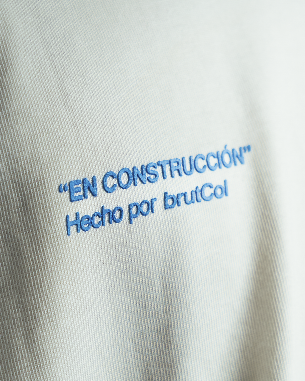 CAMISETA CREMA "EN CONSTRUCCIÓN"