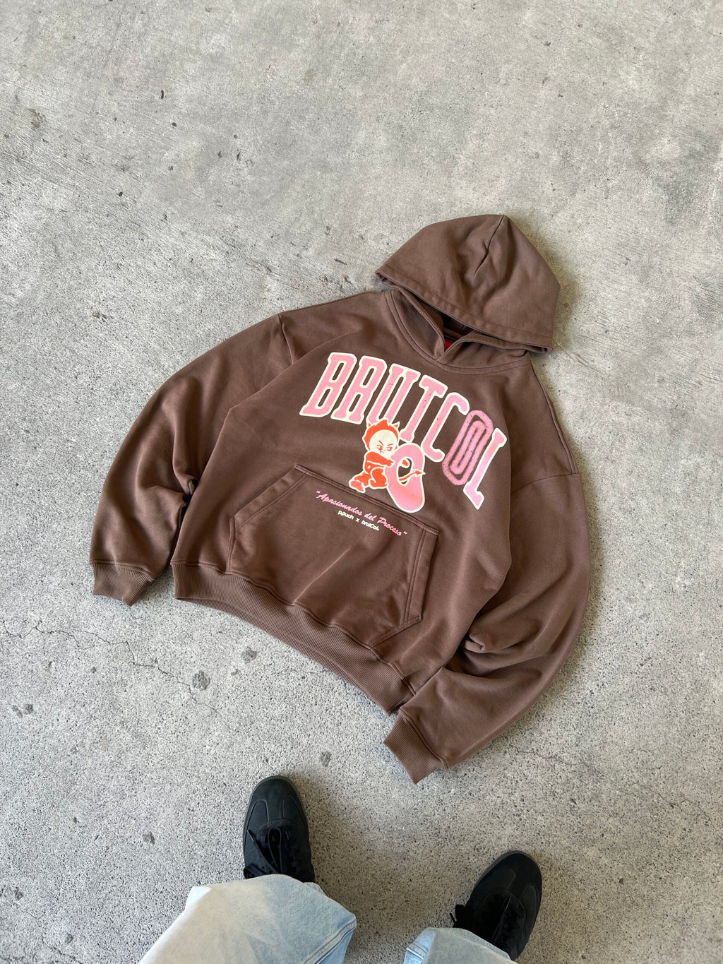 HOODIE "INTRUSO" CAFÉ - POUCH X BRUTCOL