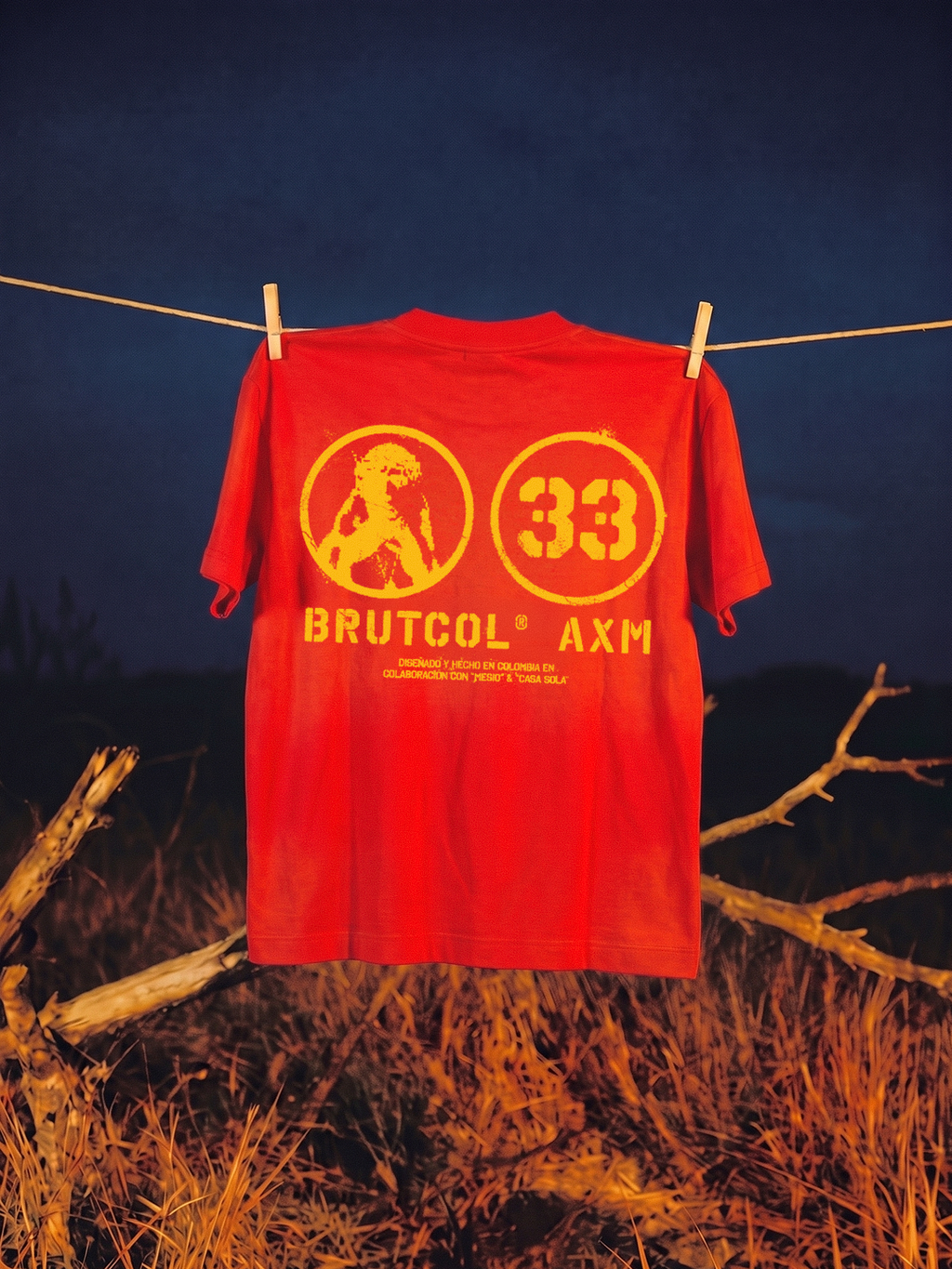 Camiseta Oversize Cropped Brutcol® x Mesio A.K.A Mesías – Rojo Desgastado