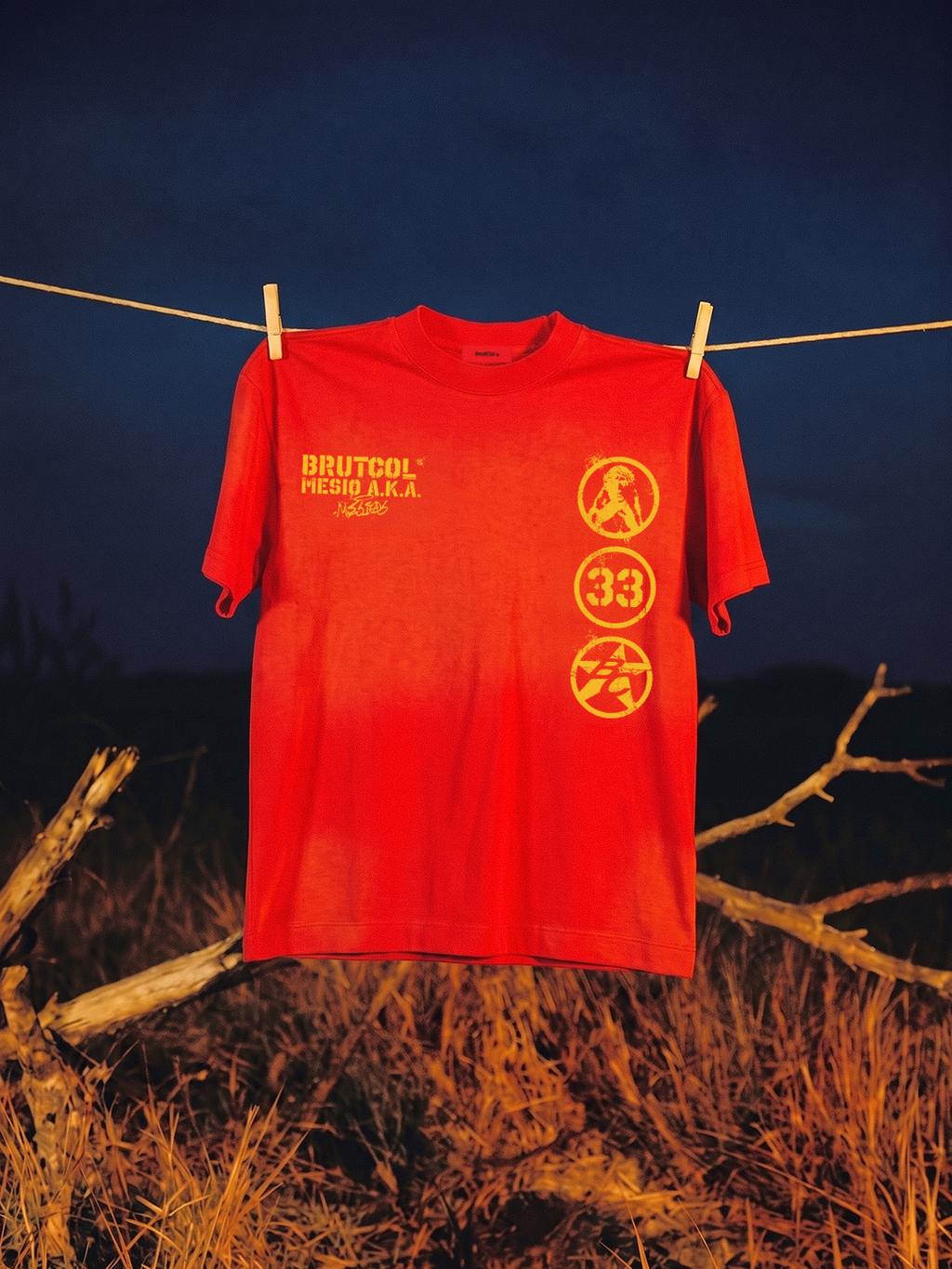 Camiseta Oversize Cropped Brutcol® x Mesio A.K.A Mesías – Rojo Desgastado