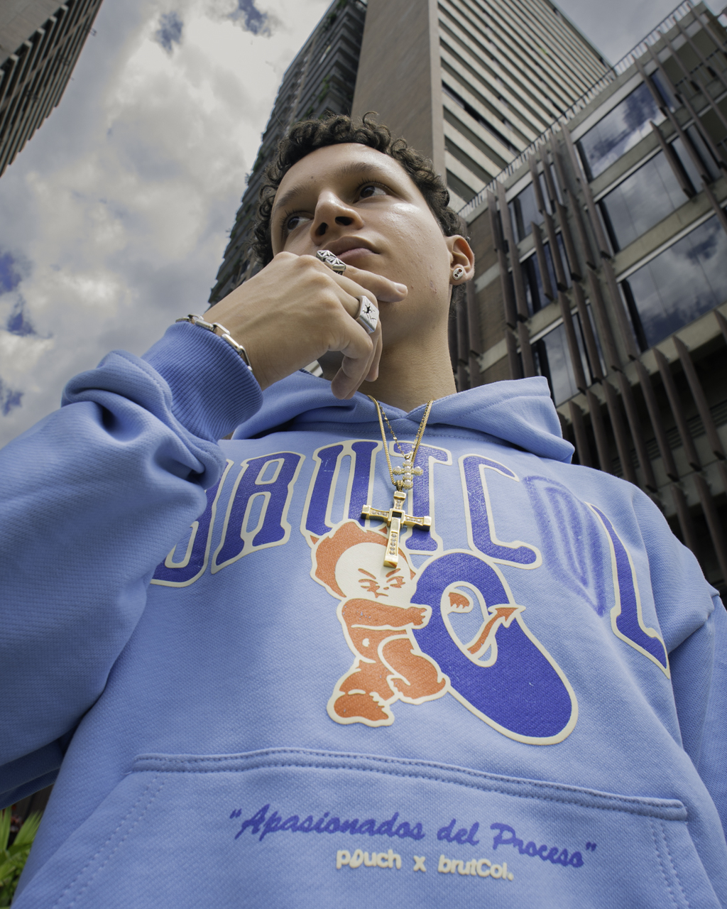 HOODIE "INTRUSO" AZUL - POUCH X BRUTCOL
