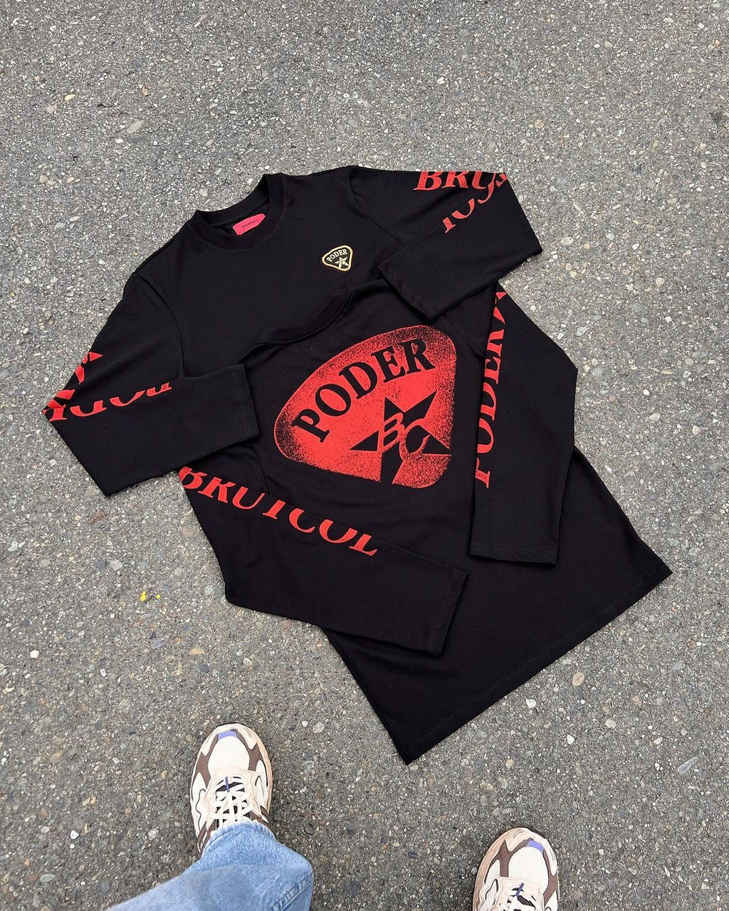 CAMISETA MANGA LARGA NEGRA "PODER"