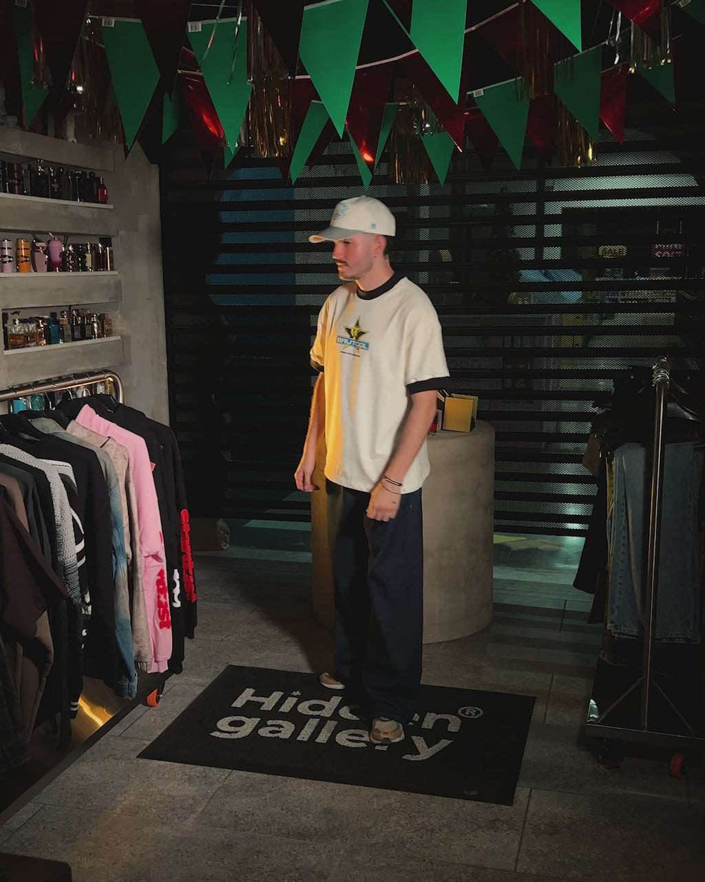 Camiseta Oversize Cropped Brutcol® Tour en el Con-sentido – Cuello Negro