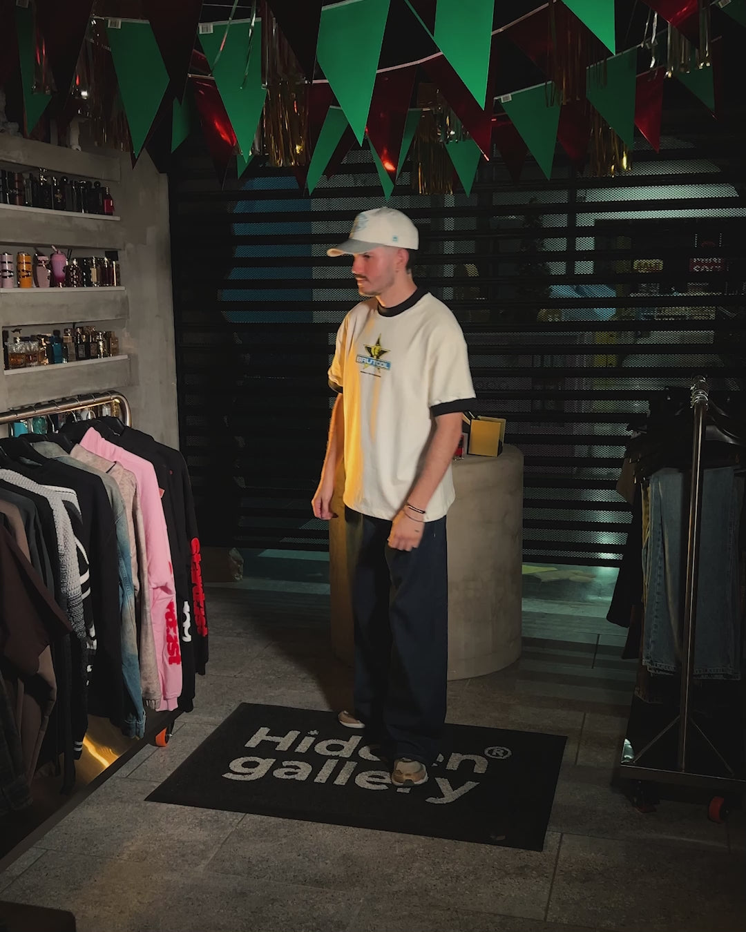 Camiseta Oversize Cropped Brutcol® Tour en el Con-sentido – Cuello Negro