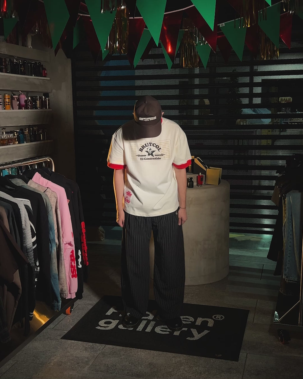 Camiseta Oversize Cropped Brutcol® Tour en el Con-sentido – Cuello Rojo